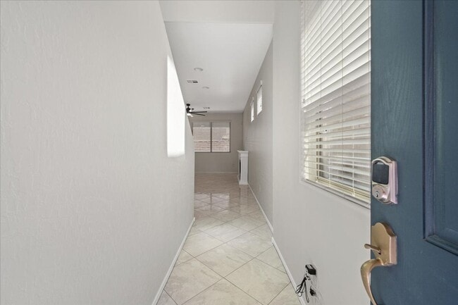 Building Photo - Gorgeous 3 Bed 2.5 Bath Home with Modern Feel