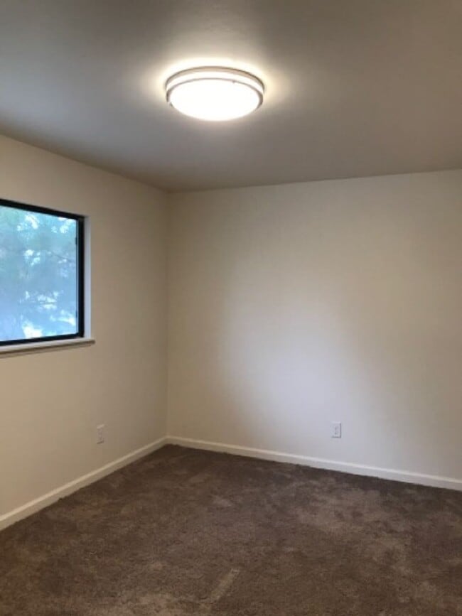 Building Photo - 747 Meadows Dr