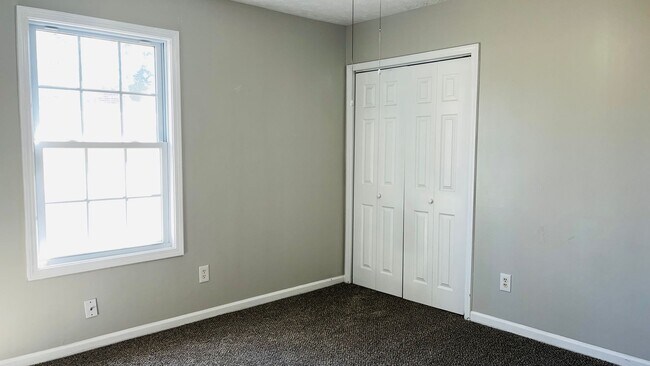 Building Photo - Completely updated 3 bedroom 2 bath home in Lagrange! Must see!