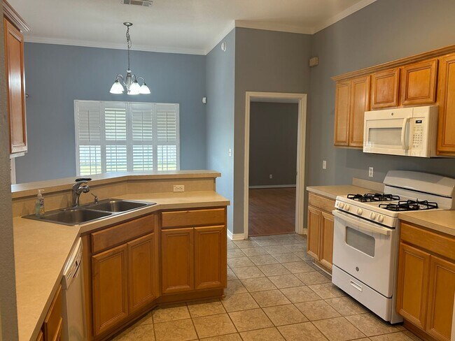 Building Photo - 4BR/3BA with privacy fenced backyard