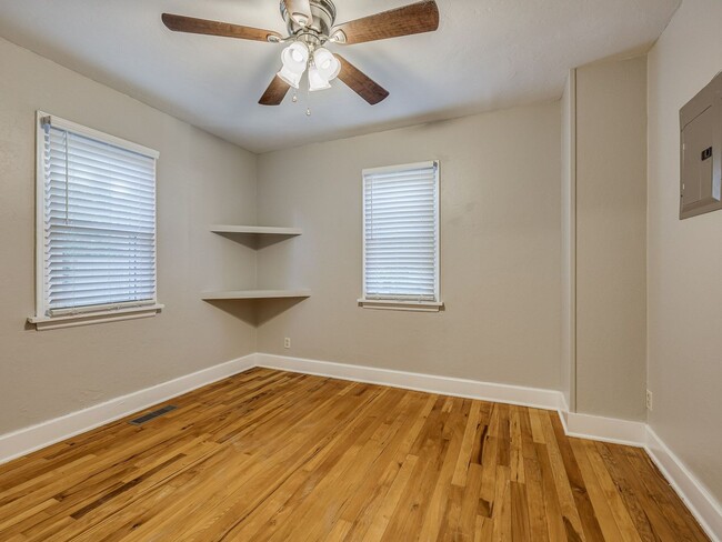 Building Photo - Super cute 3 bedroom bungalow