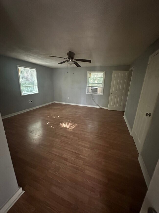 Building Photo - 3 bedroom 2 bath renovated home with a huge family room!