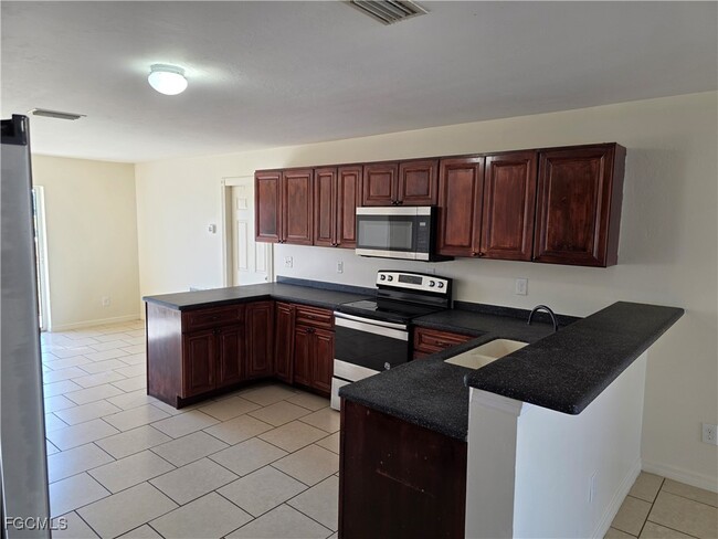 Building Photo - 5010 Dolphin Ct