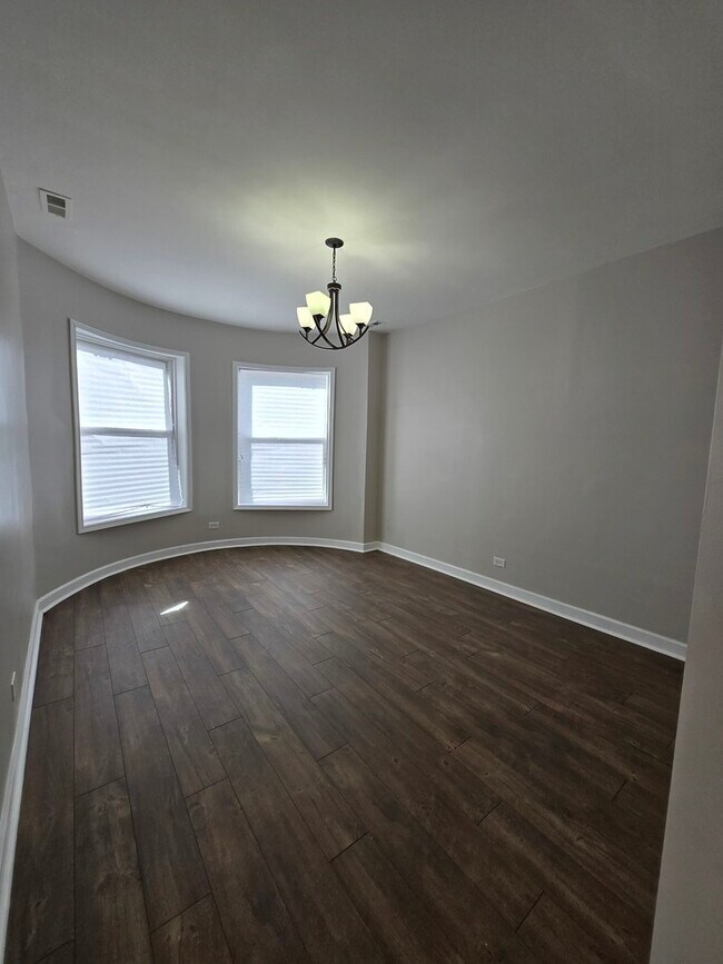 Building Photo - 4749 S Prairie Ave