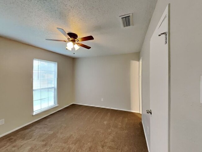 Building Photo - No App Fees. 1 Month Free Rent*