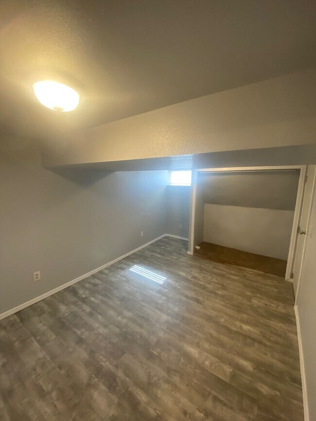 Building Photo - 5 bed 2.5 bath home