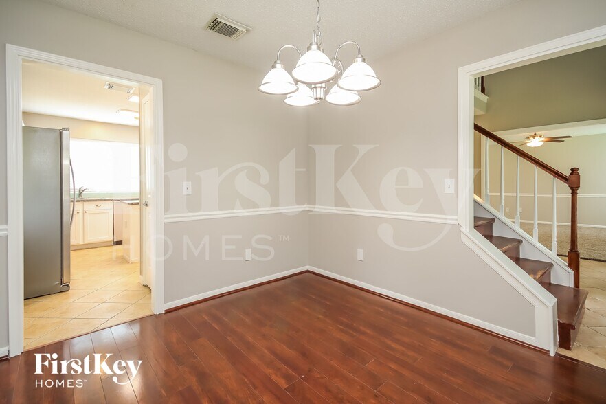 Building Photo - 4004 Ashwood Dr