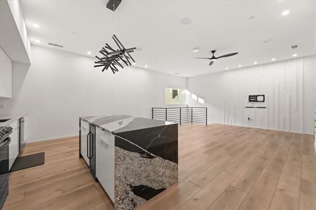 Building Photo - 2001 N Prairie Ave