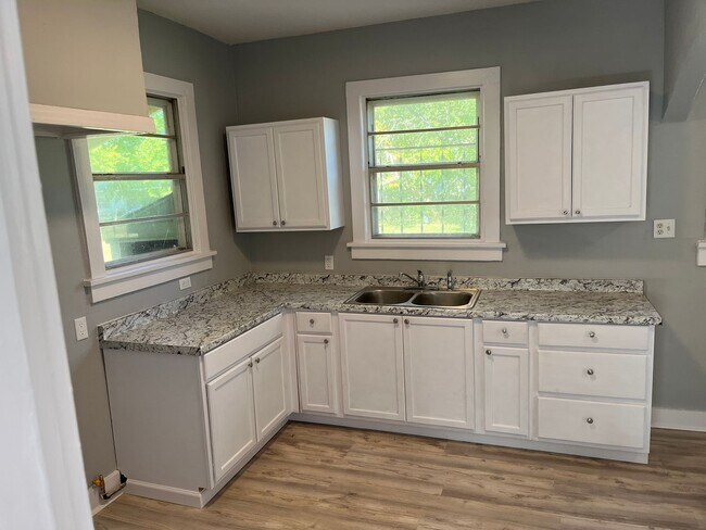 Building Photo - Large 2 bedroom Single Family Home ! 1/2 o...