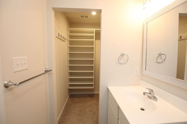 Building Photo - Easy living in this immaculate town home. ...
