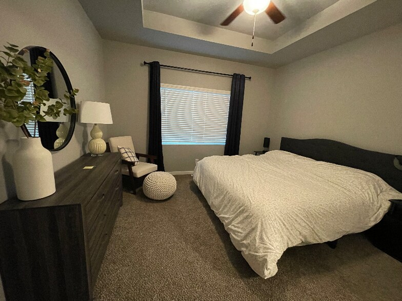 Building Photo - 1909 Hummingbird Dr