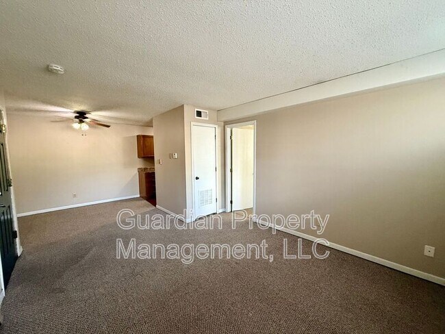 Building Photo - 1010 N Walnut St