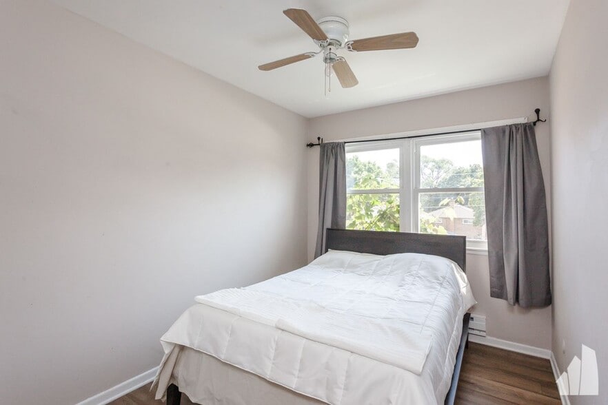 Building Photo - 6427 N Hermitage Ave