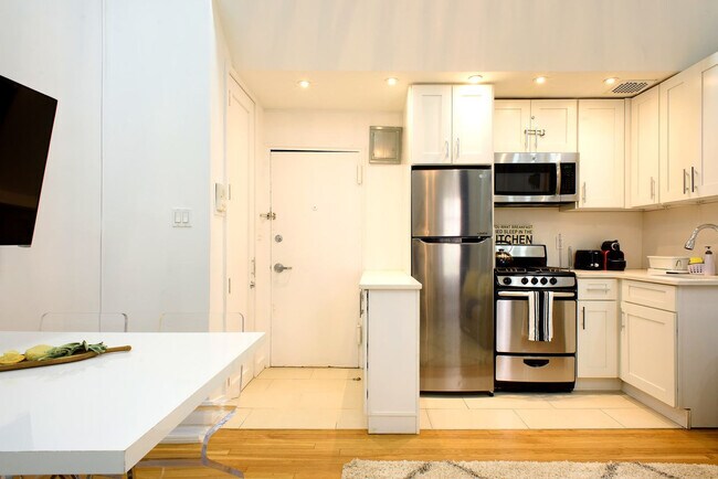 Building Photo - 151 E 62nd St