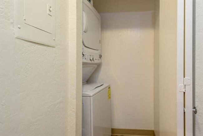 Building Photo - Well Located and Spacious 2 Bedroom 2 Bath Condo in Mountain View