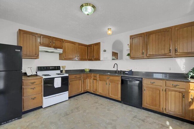 Building Photo - Beautiful 3 Bed Home Perched on a Mountain Side!!