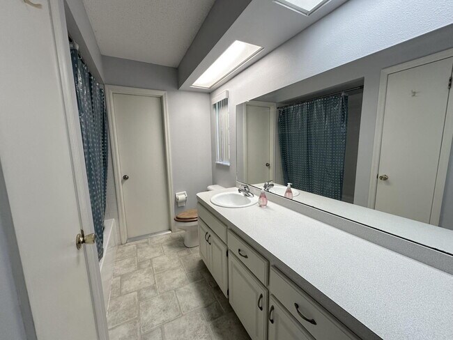 Building Photo - "Charming 2-Bed, 2-Bath Retreat on Apple O...