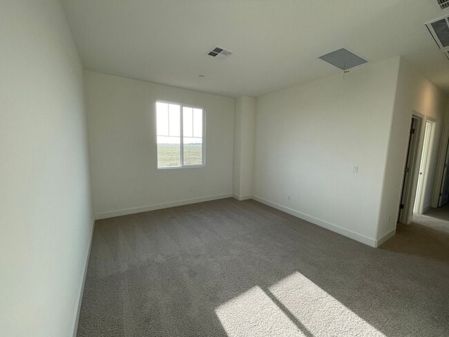 Building Photo - Like New Upscale West Roseville Home for Rent