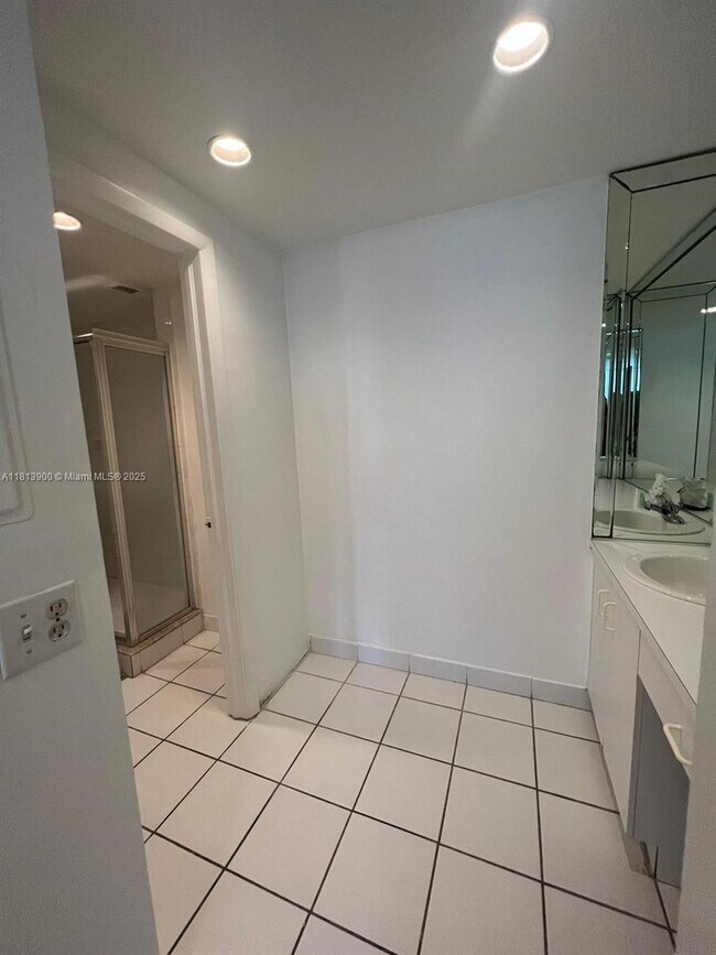 Building Photo - 3505 S Ocean Dr