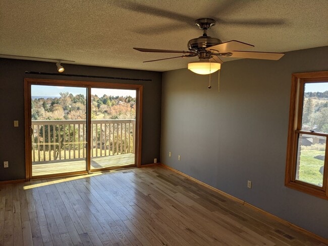 Building Photo - Stunning Golden Townhouse On Top of The World!