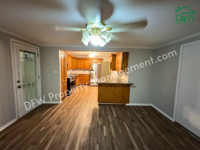 Building Photo - Charming 3-Bedroom Home with Sunroom & Spacious Backyard in Irving!