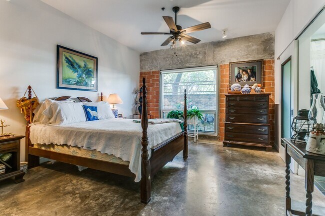 Building Photo - FANTASTIC 2-BEDROOM KING WILLIAM CONDOMINIUM