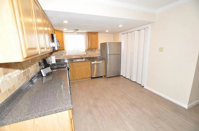 Building Photo - 2 Bedroom, 1.5 Bath Townhome – Modern Comfort in a Great Location!