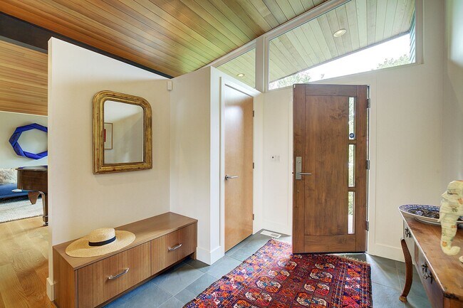 Building Photo - 4Bd/2.5Ba Seattle Home