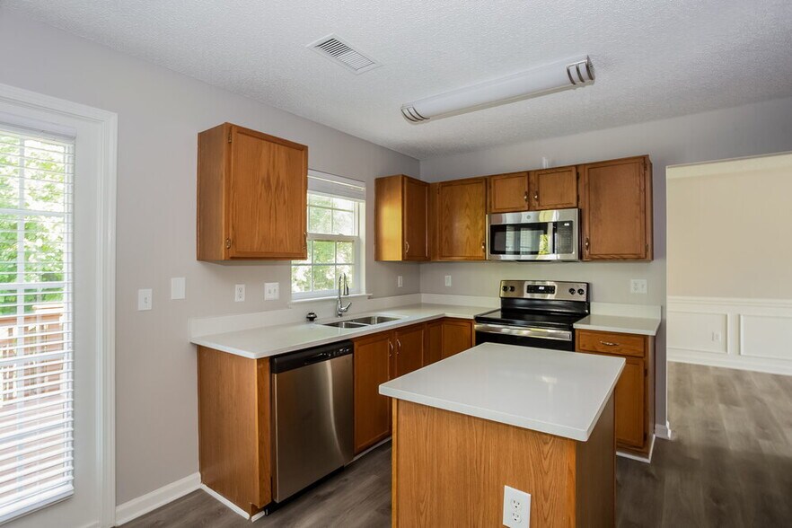 Building Photo - 3042 Willamette Valley Dr