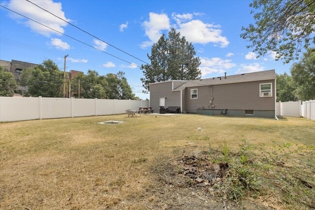 Building Photo - 1701 Avenue C