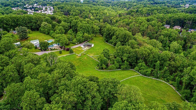 Building Photo - 607 E Wheel Rd