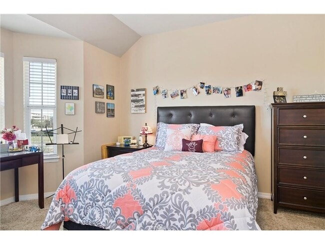 Building Photo - AVAILABLE FOR AUGUST PRE-LEASE!! 4 Bed 4 Bath in River Oaks Community!