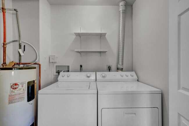 Building Photo - "Charming 2-Bedroom Townhouse in Colorado ...