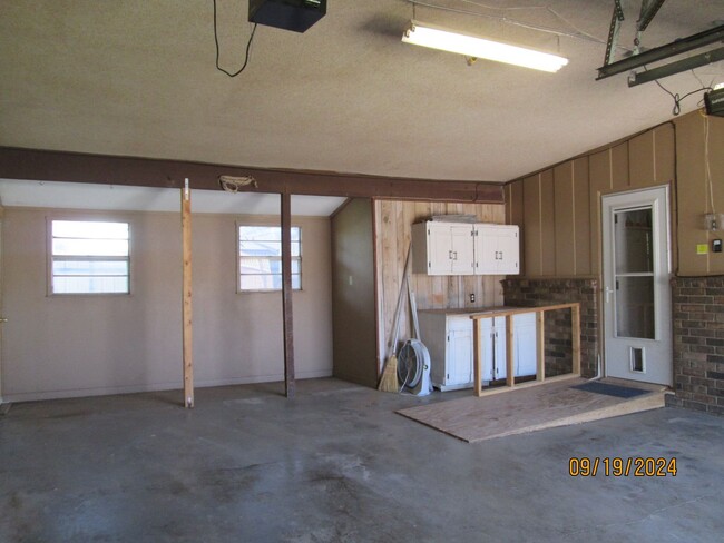 Building Photo - HOUSE  -- 3 bedrooms, 2 bathrooms, Garage