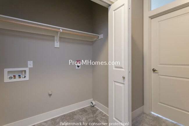 Building Photo - Stunning Craftsmanship In this Three Bedroom Townhome In Damascus!