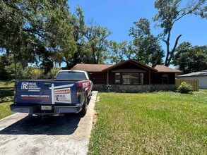 Building Photo - Ocala Park Estates / 2/2 ***Won't Last***