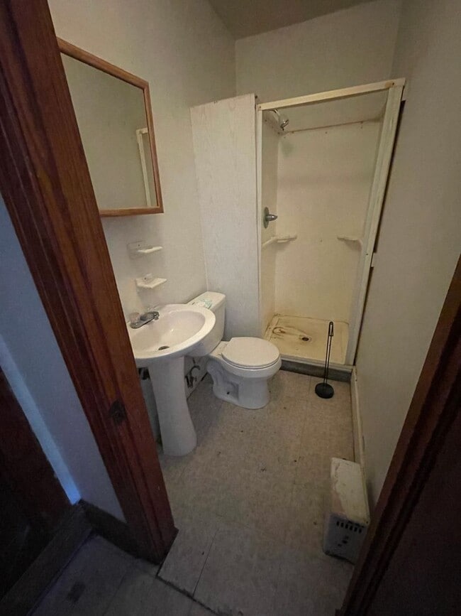 Building Photo - 3 bedroom 2 bathroom house