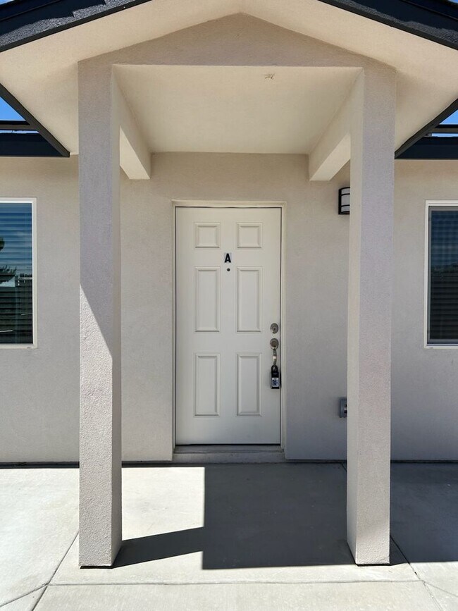 Building Photo - 1340 W Mariposa Ave