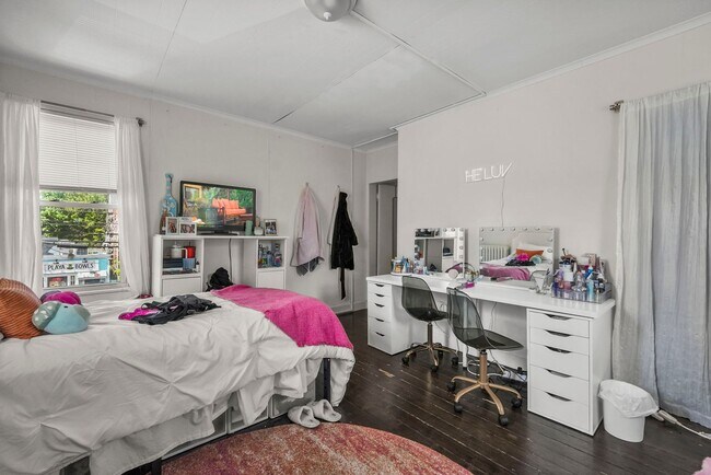 Building Photo - 4 bedrooms, 2 bathrooms, legal for 8 people