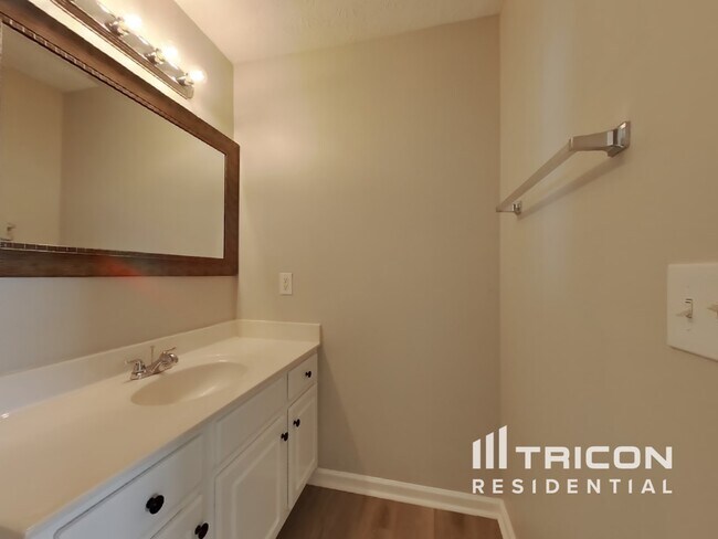 Building Photo - 261 Silver Ridge Dr