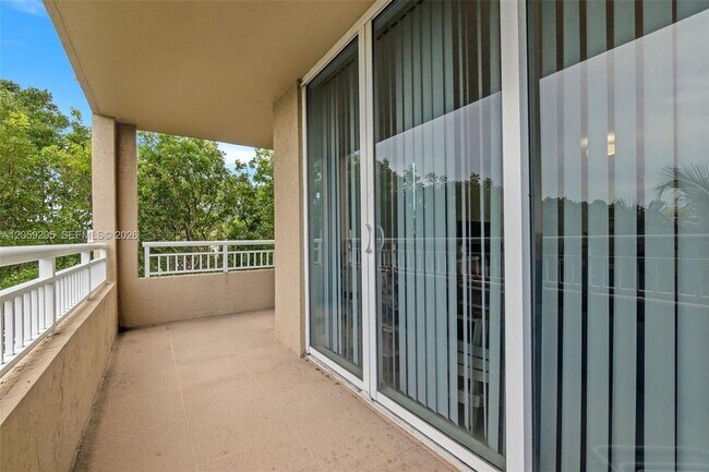 Building Photo - 19501 W Country Club Dr