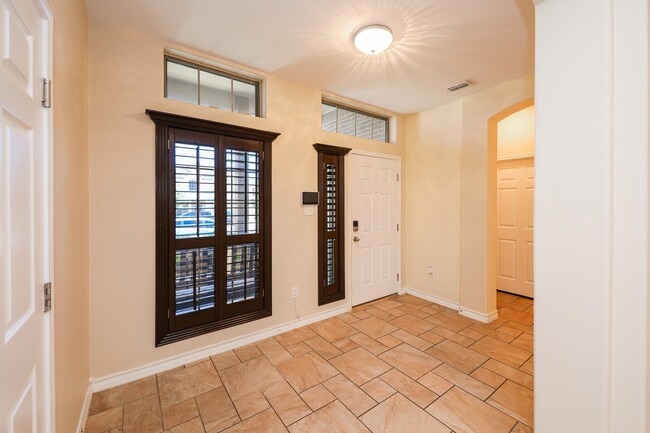 Building Photo - 318 Silverleaf Oak