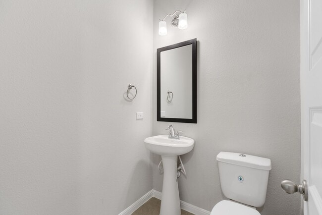Building Photo - 3 Bedrooms and 2.5 Bathrooms located in Ca...