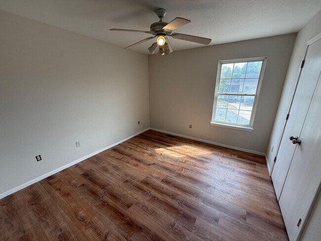 Building Photo - 1415 Raleigh Dr