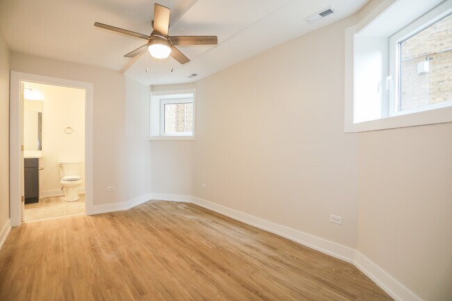 Building Photo - 2230 W Wilson Ave