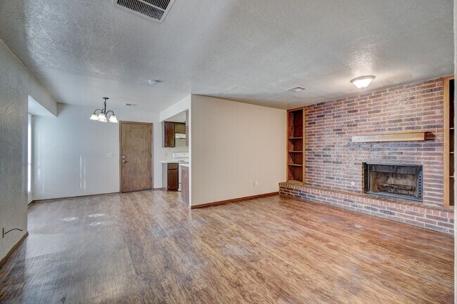 Building Photo - Comfort, Charm & Convenience in This Edmond Duplex