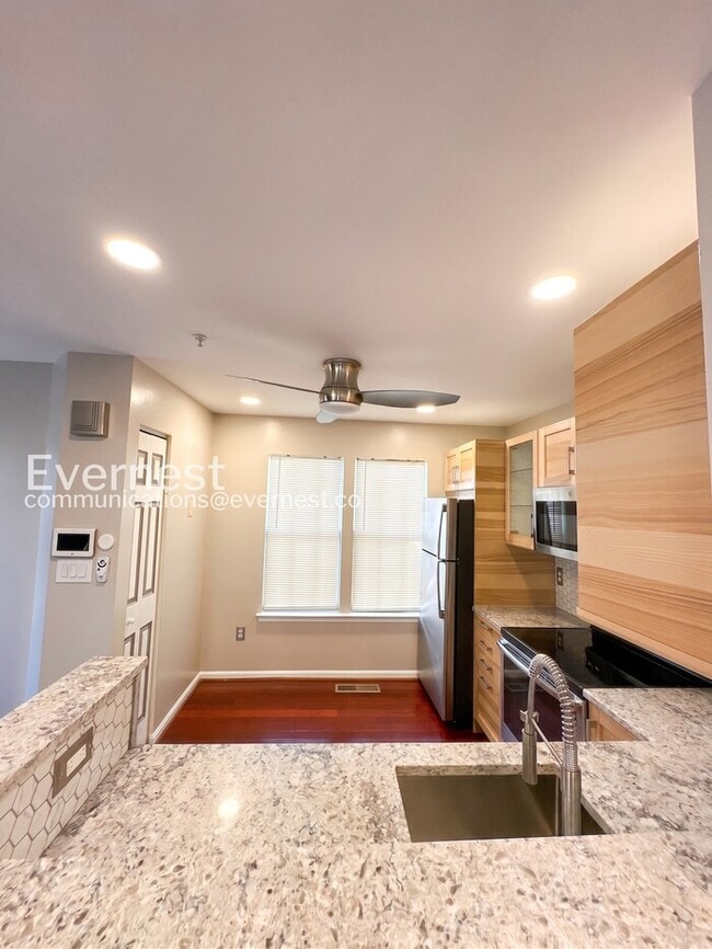 Building Photo - 2 Bed/1.5 Bath Townhome with Garage / Vouchers Accepted / Available Now!