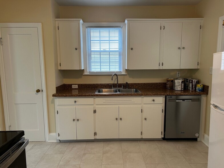 Building Photo - 423 E Radiance Dr