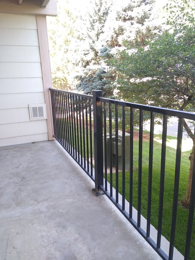 Building Photo - Awesome 2 Bedroom 2 Bath Condo w/ Garage P...