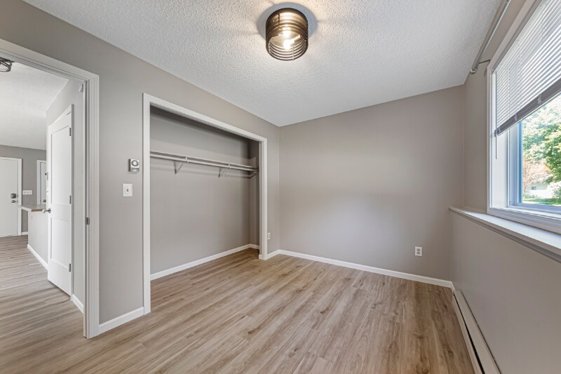 Building Photo - 1402 Division St W
